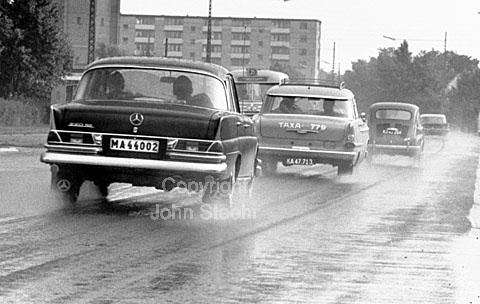 60'er biler i regnvejr.
01-08-63.
24x36, jpeg, 300 dpi, size: 1 - 2 MB.
Printsize: 25 cm. sa63172102.jpg