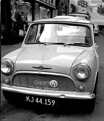 Morris Mascot 850 1963 med PF skilt (Pressefotografforbundet). Citypassagen.
12-08-63.
6x6, jpeg, 300 dpi, size: 1 - 2 MB.
Printsize: 25 cm. sa63182404.jpg