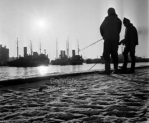 Isbrydere og lystfiskere på Kalvebod Brygge ved Gasværkshavnen i Købehavn.
29/12/1964
6x6, tiff, 300 dpi, size: 4 - 7 MB.
Printsize: 25 cm
aa6443404.jpg