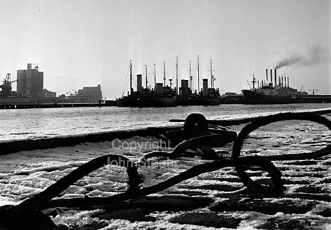 Isbrydere og lystfiskere på Kalvebod Brygge ved Gasværkshavnen i Købehavn.
29/12/1964
6x6, tiff, 300 dpi, size: 4 - 7 MB.
Printsize: 25 cm
aa6443504.jpg