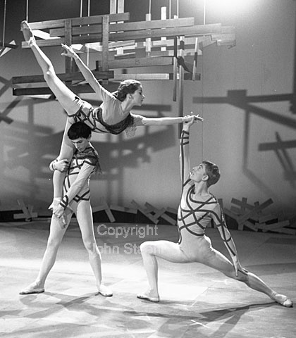 Elektronballetten Varierende baser i TV. Medvirkende Else Marianne von Rosen, Irene vo Klenau, Merete Irgens, Else Marie Eg, Hanne Gemzøe, Sascha Koppel, Annemette Petersen, Svend Bunch og Peter Paul Zwartjes. 05-03-63.
6x6, jpeg, 300 dpi, size: 2 - 3 MB.
Printsize: 30 CM a6343106.jpg