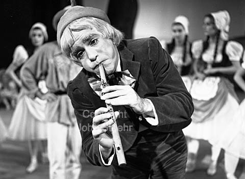 Ballet på Det Kgl. teater, La fille mal gardée. Fredbjørn Bjørnsson.
13-01-64.
6x6, tiff, 300 dpi, size: 4 - 7 MB. a6443502.jpg