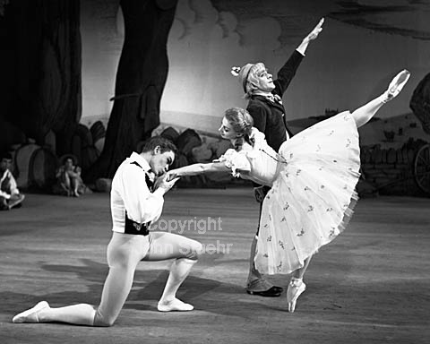 Ballet på Det Kgl. teater, La fille mal gardée. Niels Kehlet, Fredbjørn Bjørnsson og Solveig Østergård.
13-01-64.
6x6, tiff, 300 dpi, size: 4 - 7 MB. a6443503.jpg