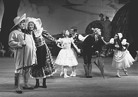 Ballet på Det Kgl. teater, La fille mal gardée. Fra v. Paul Wessel, Niels Bjørn Larsen, Solveig Østergård, Niels Kehlet, Fredbjørn Bjørnsson og Arlette Weinrich.
13-01-64.
6x6, tiff, 300 dpi, size: 4 - 7 MB.
a6443505.jpg