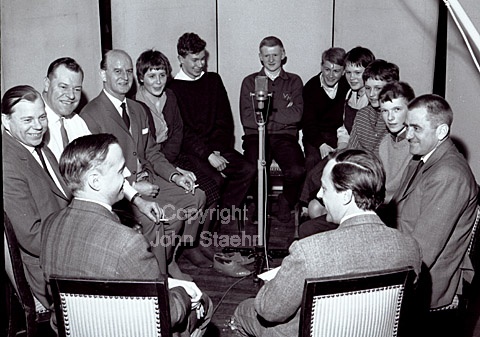 Modstandsbevægelsen. 20 år efter. "Generationernes møde", en radioudsendelse af Bob Ramsing. Modstandsfolkene forrest tv. med ryggen til Jørgen Kieler fra v. Arne Sejr, Fritz Thornø Vang, Jens Lillelund. De syv 16-årige. Yderst til højre Børge Thing og med ryggen til Bob Ramsing. 05-03-63.
6x6, jpeg, 300 dpi, size: 2 - 3 MB.
Printsize: 30 cm a6343604.jpg