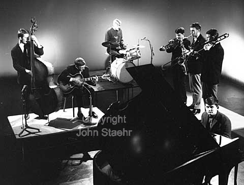 Jazz under Nordlyset Tv-udsendelse. Fra v. Henrik Dyrbye, Ole Heiberg, Eyvind Olsen, Paul Chr. Nisens, Knud Bjørnø, Jørn Norredal og Torben Kjær.
23-03-64.
6x6, tiff, 300 dpi, size: 4 - 7 MB.
Printsize: 25 cm.
e6444702.jpg