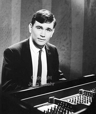 Classical French-American pianist Eugen Injic play in Danish Television.
21-03-64.
6x6, tiff, 300 dpi, size: 4 - 7 MB.
Printsize: 25 cm. f6441002.jpg