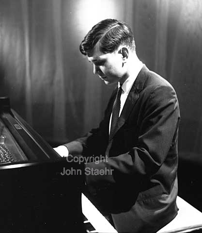 Classical French-American pianist Eugen Injic play in Danish Television.
21-03-64.
6x6, tiff, 300 dpi, size: 4 - 7 MB.
Printsize: 25 cm. f6441004.jpg