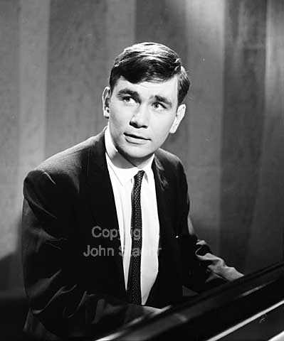 Classical French-American pianist Eugen Injic play in Danish Television.
21-03-64.
6x6, tiff, 300 dpi, size: 4 - 7 MB.
Printsize: 25 cm.
f6441005.jpg