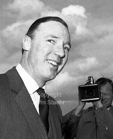 John Ambler engaged to be married with Margaretha Desiree Victoria af Sweden.
15-05-64.
6x6, tiff, 300 dpi, size: 4 - 7 MB.
Printsize: 25 cm.
k6440801.jpg